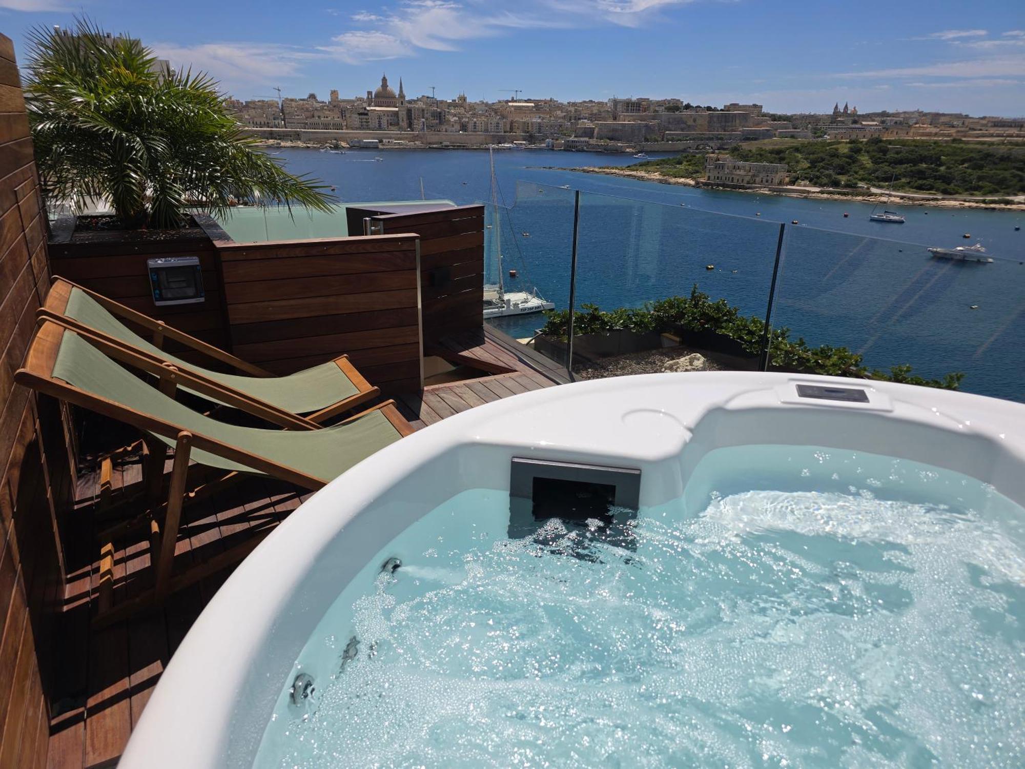 Appartamento Unique Seafront Triplex Penthouse With Panoramic Bedroom & Rooftop Jacuzzi Overlooking Valletta